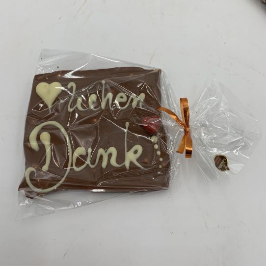 Beschriftete Bruchschokolade aus der Chocolaterie Müller
